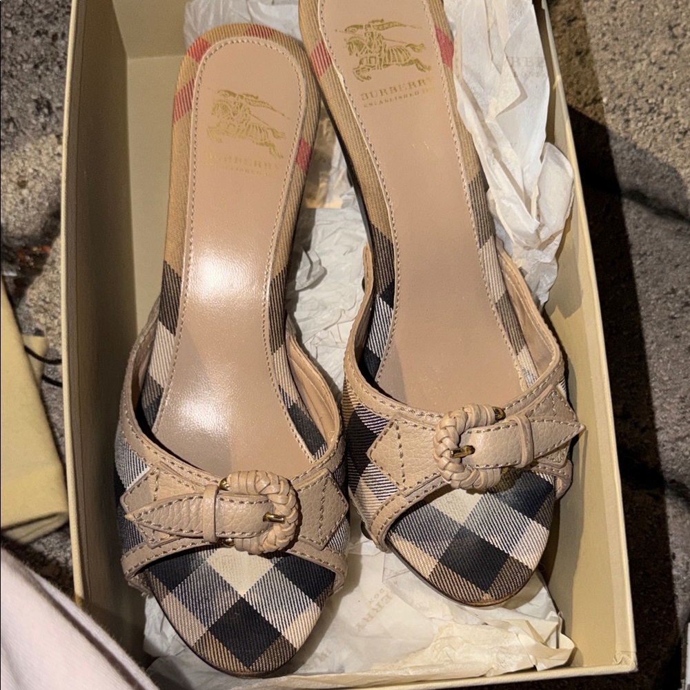 Burberry Checkered Beige and Black Sandals